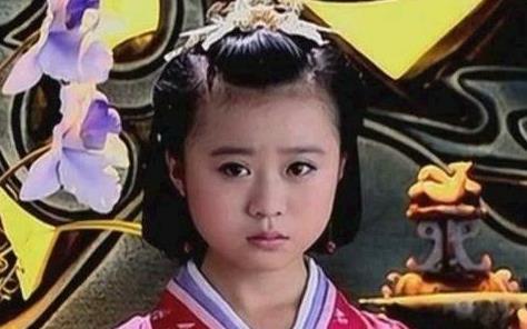 她十一岁被迫嫁自己舅舅成为汉皇后，一生未被破身，晚年凄惨离世