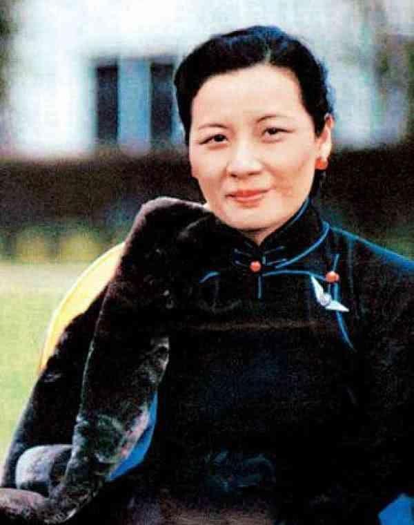 为何宋美龄一生钟爱旗袍，这其实和蒋介石有很大的关系
