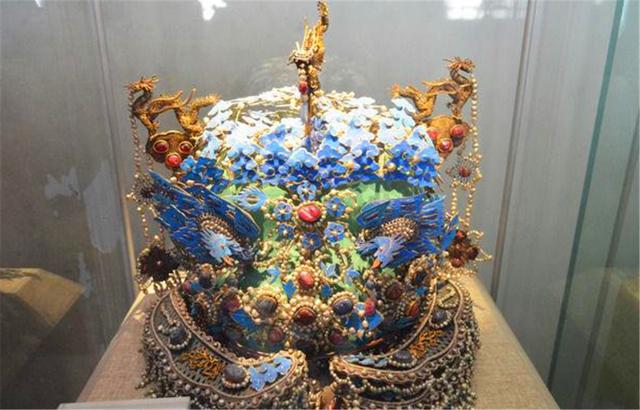 何为皇家级别的奢华？中国出土的2件凤冠，其中一件需要万只翠鸟