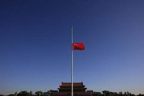 我国唯一一次给西方领导人降半旗，主张和中国交好，愿望是访华